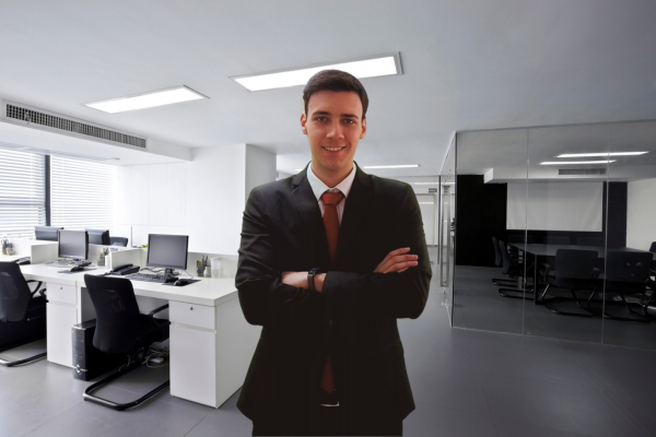 Dr. Leonardo Júlio em seu escritório